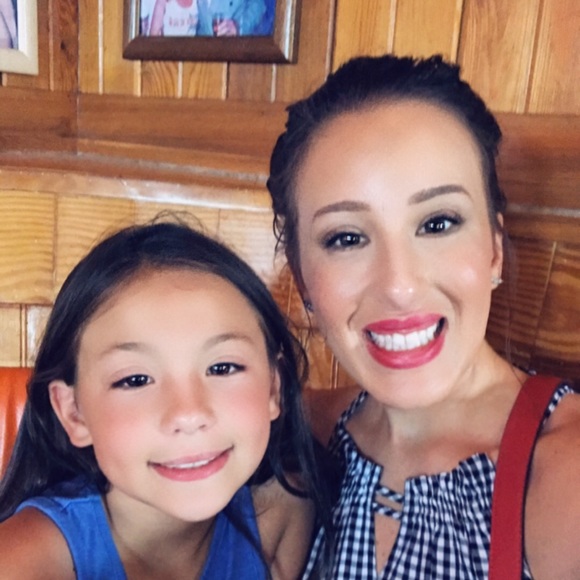 Meet your Posher Liz!! - Picture 3 of 4